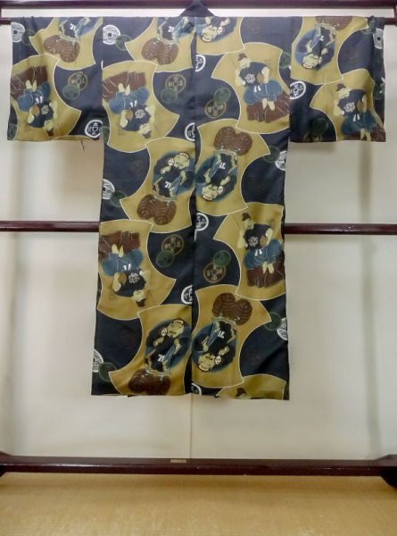 画像2: M1128K  男性用襦袢 七福神柄、硬貨柄 化繊   黒, 岩 【中古】 【USED】 【リサイクル】 ★☆☆☆☆ (2)