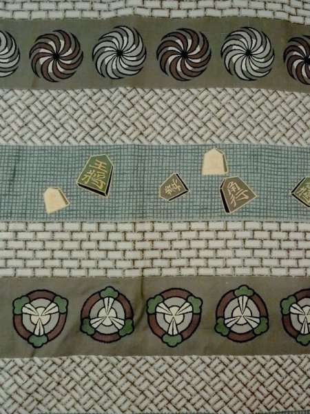 画像3: M1128L  男性用襦袢 瓢箪、将棋の駒柄 化繊   茶色, 檜垣文 【中古】 【USED】 【リサイクル】 ★★☆☆☆ (3)