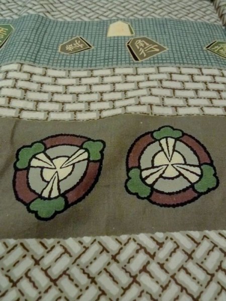 画像9: M1128L  男性用襦袢 瓢箪、将棋の駒柄 化繊   茶色, 檜垣文 【中古】 【USED】 【リサイクル】 ★★☆☆☆ (9)