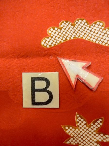 画像24: M1207A  女性用 振袖  シルク(正絹)   赤色, ぼたん 【中古】 【USED】 【リサイクル】 ★★★☆☆ (24)