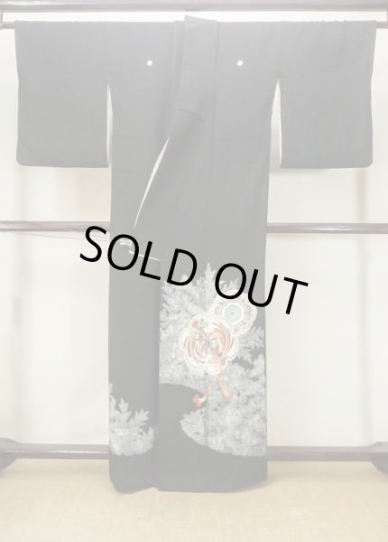 画像2: M1207E  女性用 留袖  シルク(正絹)   黒, 菊 【中古】 【USED】 【リサイクル】 ★★★☆☆ (2)