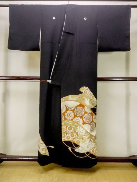 画像2: M1215P  女性用 留袖 タッセル柄 シルク(正絹)   黒, 菊 【中古】 【USED】 【リサイクル】 ★★☆☆☆ (2)