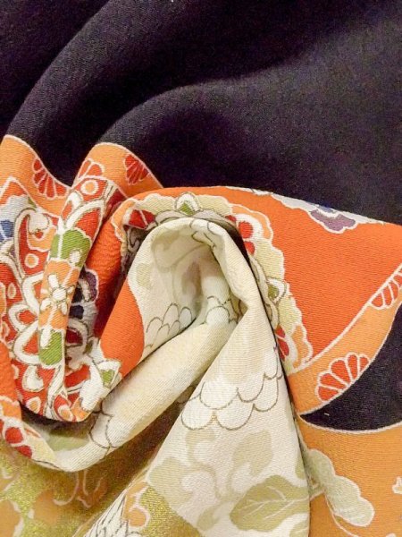 画像17: M1215P  女性用 留袖 タッセル柄 シルク(正絹)   黒, 菊 【中古】 【USED】 【リサイクル】 ★★☆☆☆ (17)