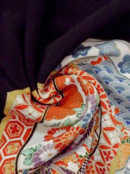 画像16: M1215S  女性用 留袖  シルク(正絹)   黒, 菊 【中古】 【USED】 【リサイクル】 ★★☆☆☆ (16)