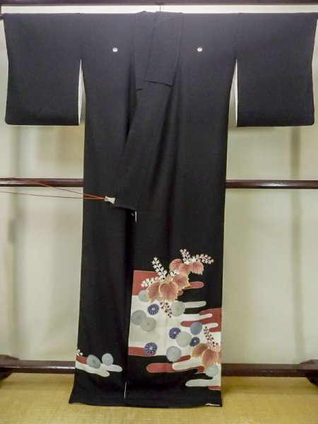 画像2: M1215X  女性用 留袖 全体:経年劣化、使用感あり。 シルク(正絹)   黒, 菊 【中古】 【USED】 【リサイクル】 ★★☆☆☆ (2)