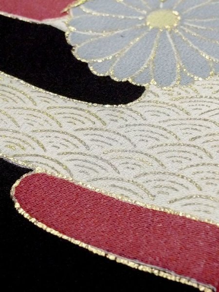 画像11: M1215X  女性用 留袖 全体:経年劣化、使用感あり。 シルク(正絹)   黒, 菊 【中古】 【USED】 【リサイクル】 ★★☆☆☆ (11)