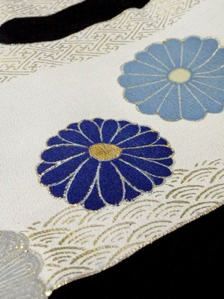 画像12: M1215X  女性用 留袖 全体:経年劣化、使用感あり。 シルク(正絹)   黒, 菊 【中古】 【USED】 【リサイクル】 ★★☆☆☆ (12)