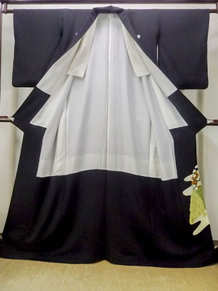 画像3: M1216A  女性用 留袖  シルク(正絹)   黒, 菊 【中古】 【USED】 【リサイクル】 ★★☆☆☆ (3)