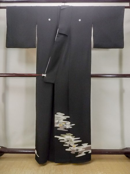 画像2: M1228A  女性用 留袖  シルク(正絹)   黒, 菊 【中古】 【USED】 【リサイクル】 ★★☆☆☆ (2)