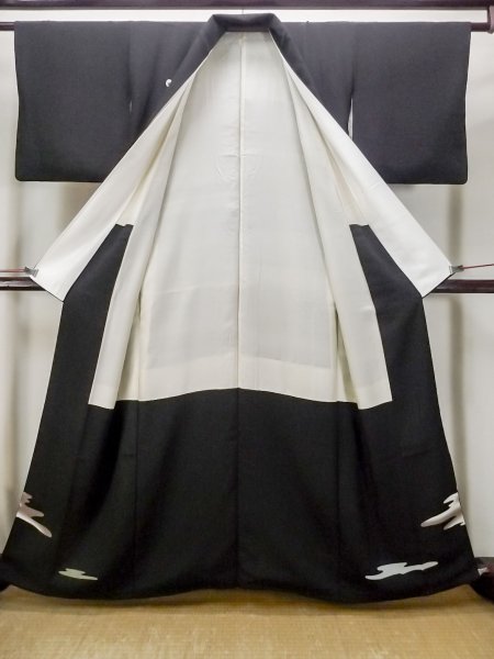 画像3: M1228A  女性用 留袖  シルク(正絹)   黒, 菊 【中古】 【USED】 【リサイクル】 ★★☆☆☆ (3)