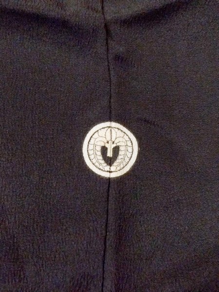 画像4: M1228A  女性用 留袖  シルク(正絹)   黒, 菊 【中古】 【USED】 【リサイクル】 ★★☆☆☆ (4)