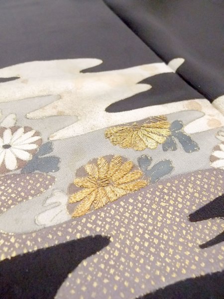 画像10: M1228A  女性用 留袖  シルク(正絹)   黒, 菊 【中古】 【USED】 【リサイクル】 ★★☆☆☆ (10)
