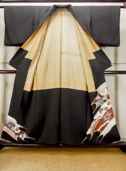 画像3: M1228D  女性用 留袖 経年劣化 シルク（正絹）   黒, 唐花 【中古】 【USED】 【リサイクル】 ★★☆☆☆ (3)