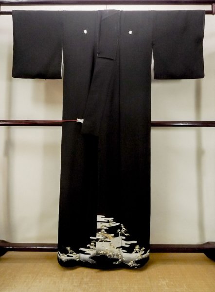画像2: M1228E  女性用 留袖  シルク(正絹)   黒, 松/松葉 【中古】 【USED】 【リサイクル】 ★★☆☆☆ (2)