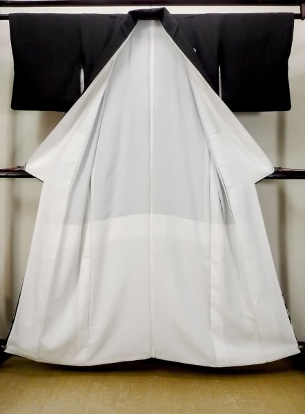 画像3: M1228E  女性用 留袖  シルク(正絹)   黒, 松/松葉 【中古】 【USED】 【リサイクル】 ★★☆☆☆ (3)