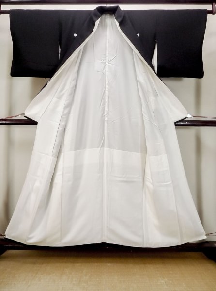 画像3: M1228G  女性用 留袖  シルク（正絹）   黒, 菊 【中古】 【USED】 【リサイクル】 ★★☆☆☆ (3)