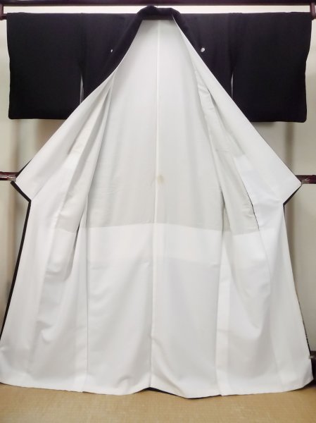 画像3: M1228J  女性用 留袖 穴・破れ シルク(正絹)   黒, 松/松葉 【中古】 【USED】 【リサイクル】 ★☆☆☆☆ (3)