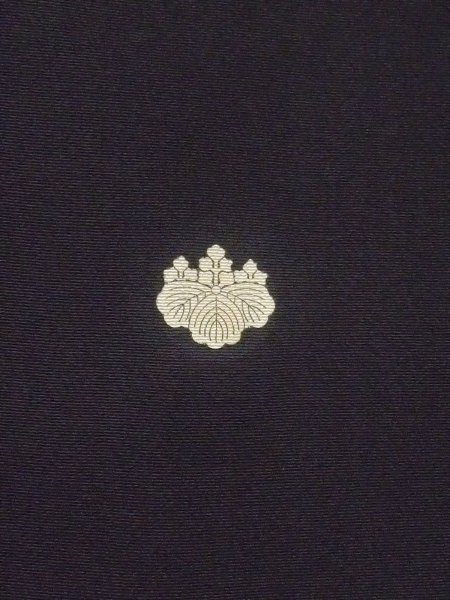 画像4: M1228J  女性用 留袖 穴・破れ シルク(正絹)   黒, 松/松葉 【中古】 【USED】 【リサイクル】 ★☆☆☆☆ (4)