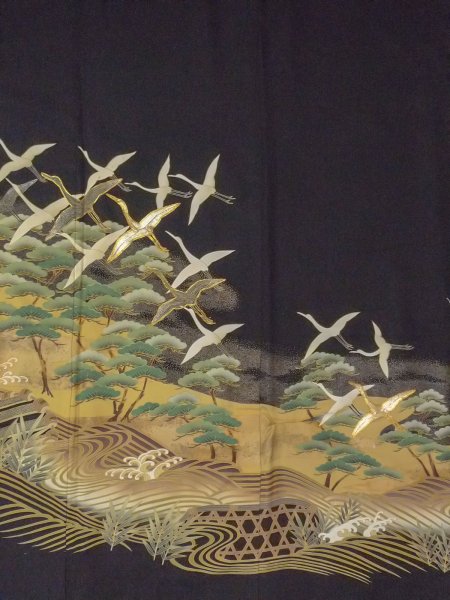 画像5: M1228J  女性用 留袖 穴・破れ シルク(正絹)   黒, 松/松葉 【中古】 【USED】 【リサイクル】 ★☆☆☆☆ (5)