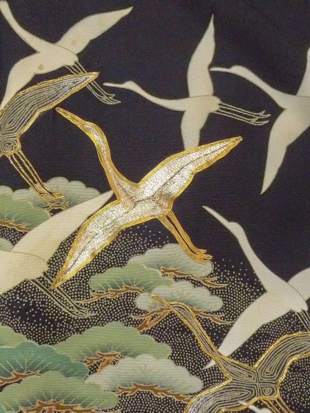 画像7: M1228J  女性用 留袖 穴・破れ シルク(正絹)   黒, 松/松葉 【中古】 【USED】 【リサイクル】 ★☆☆☆☆ (7)