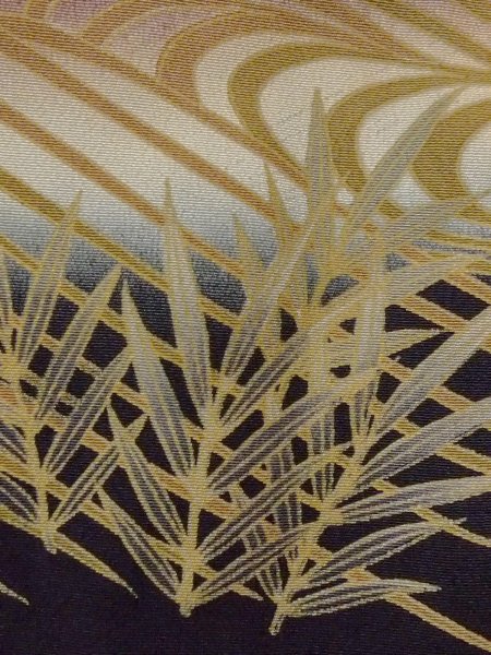 画像9: M1228J  女性用 留袖 穴・破れ シルク(正絹)   黒, 松/松葉 【中古】 【USED】 【リサイクル】 ★☆☆☆☆ (9)