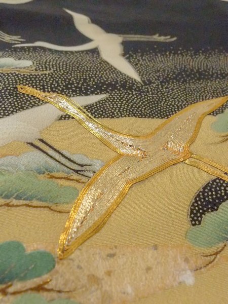 画像11: M1228J  女性用 留袖 穴・破れ シルク(正絹)   黒, 松/松葉 【中古】 【USED】 【リサイクル】 ★☆☆☆☆ (11)