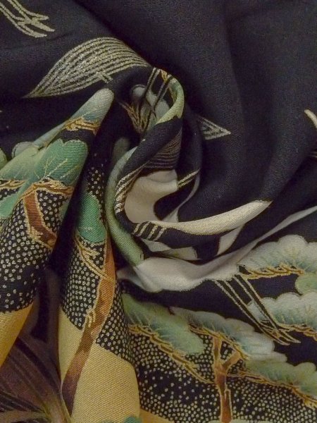 画像13: M1228J  女性用 留袖 穴・破れ シルク(正絹)   黒, 松/松葉 【中古】 【USED】 【リサイクル】 ★☆☆☆☆ (13)