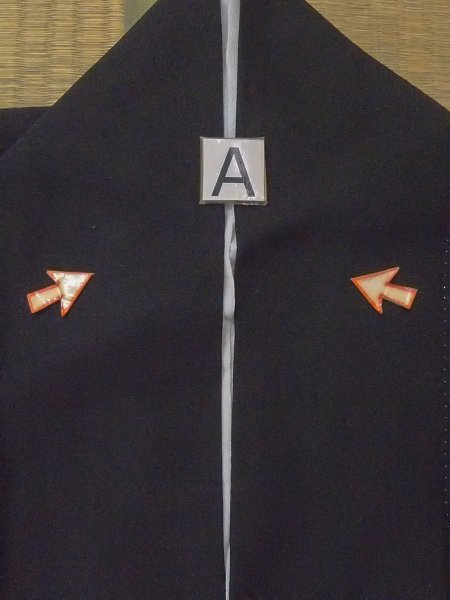 画像16: M1228J  女性用 留袖 穴・破れ シルク(正絹)   黒, 松/松葉 【中古】 【USED】 【リサイクル】 ★☆☆☆☆ (16)