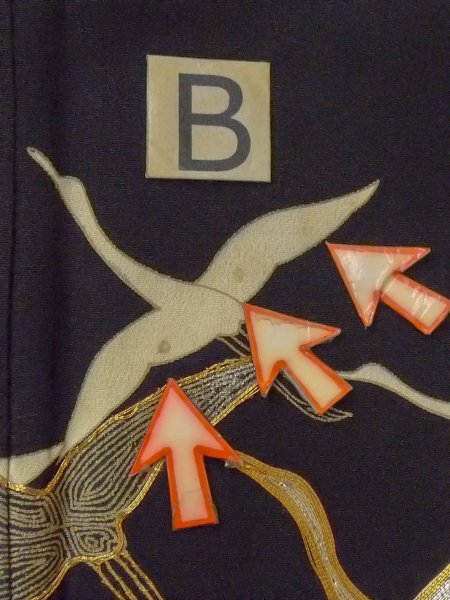 画像17: M1228J  女性用 留袖 穴・破れ シルク(正絹)   黒, 松/松葉 【中古】 【USED】 【リサイクル】 ★☆☆☆☆ (17)