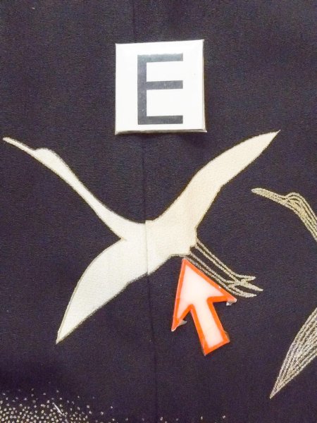 画像20: M1228J  女性用 留袖 穴・破れ シルク(正絹)   黒, 松/松葉 【中古】 【USED】 【リサイクル】 ★☆☆☆☆ (20)