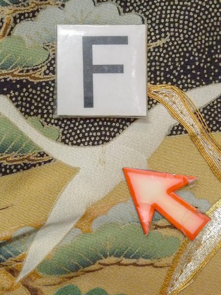 画像21: M1228J  女性用 留袖 穴・破れ シルク(正絹)   黒, 松/松葉 【中古】 【USED】 【リサイクル】 ★☆☆☆☆ (21)