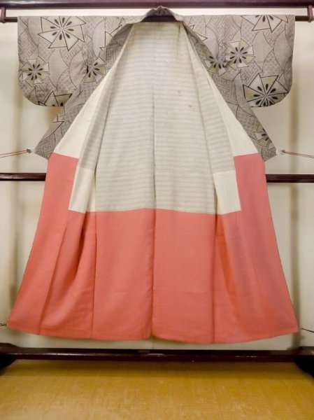 画像2: N0123A  女性用 紬  シルク（正絹）   茶色, 紗綾形文 【中古】 【USED】 【リサイクル】 ★★☆☆☆ (2)