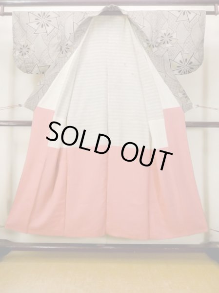 画像2: N0123A  女性用 紬  シルク（正絹）   茶色, 紗綾形文 【中古】 【USED】 【リサイクル】 ★★☆☆☆ (2)