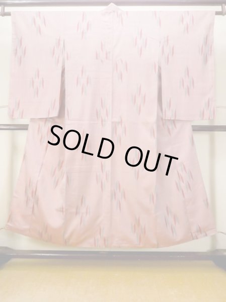 画像1: N0123C  女性用 紬 使用感あり、矢羽根柄 シルク（正絹） 鮮やか 灰色がかった 桃色, 縞 【中古】 【USED】 【リサイクル】 ★★☆☆☆ (1)