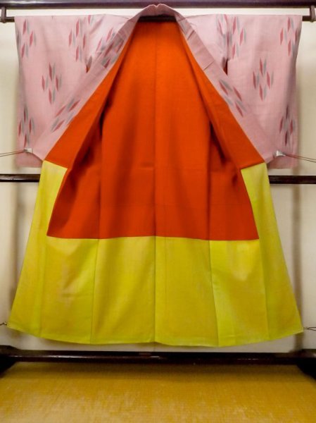 画像2: N0123C  女性用 紬 使用感あり、矢羽根柄 シルク(正絹) 鮮やか 灰色がかった 桃色, 縞 【中古】 【USED】 【リサイクル】 ★★☆☆☆ (2)