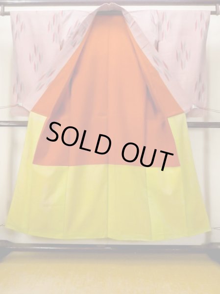 画像2: N0123C  女性用 紬 使用感あり、矢羽根柄 シルク（正絹） 鮮やか 灰色がかった 桃色, 縞 【中古】 【USED】 【リサイクル】 ★★☆☆☆ (2)