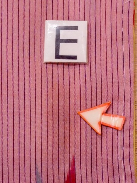 画像16: N0123C  女性用 紬 使用感あり、矢羽根柄 シルク(正絹) 鮮やか 灰色がかった 桃色, 縞 【中古】 【USED】 【リサイクル】 ★★☆☆☆ (16)