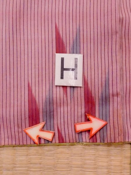 画像19: N0123C  女性用 紬 使用感あり、矢羽根柄 シルク(正絹) 鮮やか 灰色がかった 桃色, 縞 【中古】 【USED】 【リサイクル】 ★★☆☆☆ (19)