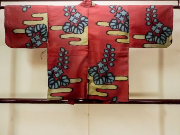 画像2: N0209D  女性用 羽織  シルク(正絹)  深い えんじ, 桐 【中古】 【USED】 【リサイクル】 ★☆☆☆☆ (2)