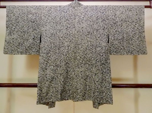 画像2: N0209S  女性用 羽織  シルク(正絹)   黒, 抽象的模様 【中古】 【USED】 【リサイクル】 ★★★☆☆ (2)