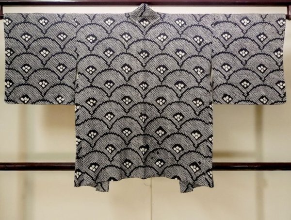 画像2: N0305C  女性用 羽織  シルク(正絹)   黒, 青海波 【中古】 【USED】 【リサイクル】 ★★★☆☆ (2)