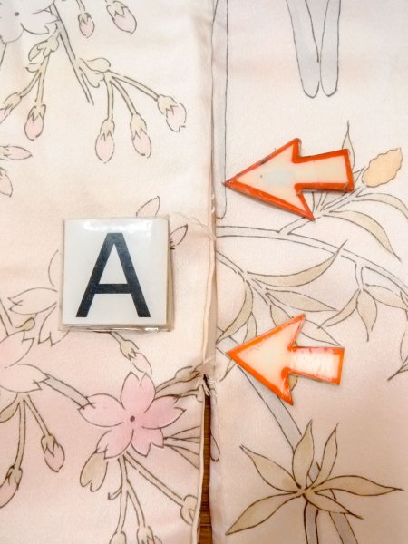 画像14: N0312A  女性用 小紋  シルク（正絹）  淡い 桃色, 花 【中古】 【USED】 【リサイクル】 ★★☆☆☆ (14)