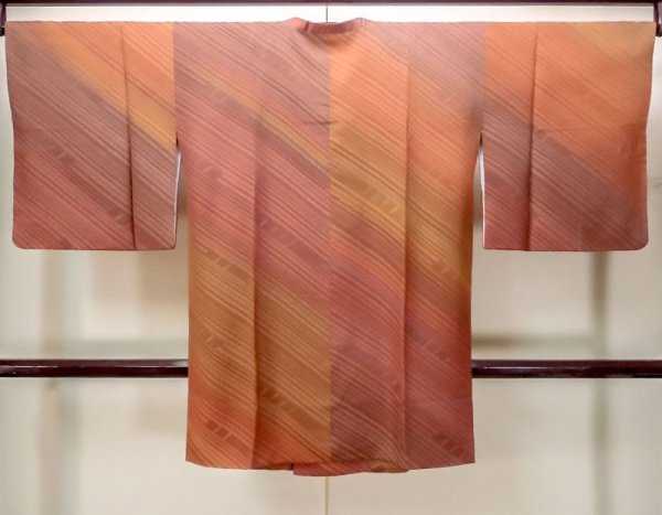 画像2: N0321D  女性用 道行  シルク(正絹)  灰色がかった 橙色, ぼかし 【中古】 【USED】 【リサイクル】 ★★★☆☆ (2)