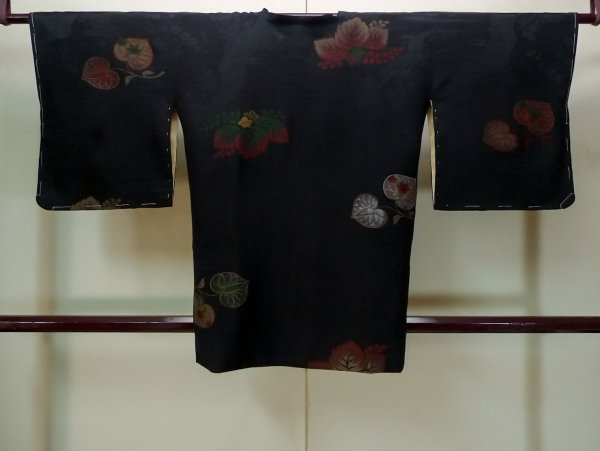 画像2: N0329E  女性用 道行  シルク(正絹)   黒, 菊 【中古】 【USED】 【リサイクル】 ★★☆☆☆ (2)