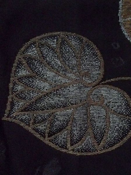 画像8: N0329E  女性用 道行  シルク(正絹)   黒, 菊 【中古】 【USED】 【リサイクル】 ★★☆☆☆ (8)