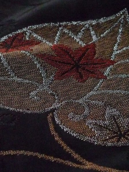 画像9: N0329E  女性用 道行  シルク(正絹)   黒, 菊 【中古】 【USED】 【リサイクル】 ★★☆☆☆ (9)