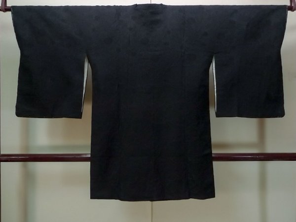 画像2: N0329O  女性用 道行  シルク(正絹)   黒, 花 【中古】 【USED】 【リサイクル】 ★★★☆☆ (2)