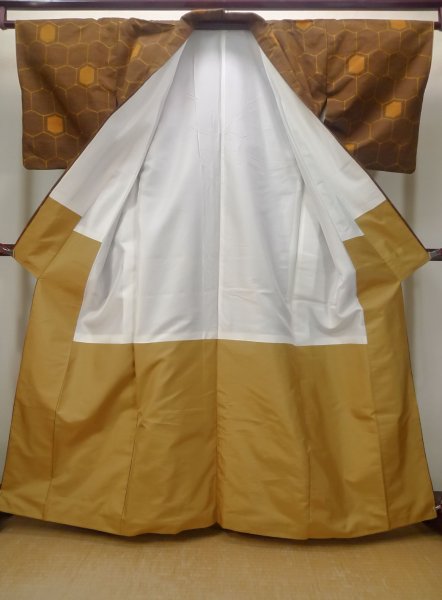 画像2: N0430E  女性用 紬  シルク(正絹)   茶色, 亀甲 【中古】 【USED】 【リサイクル】 ★★★☆☆ (2)