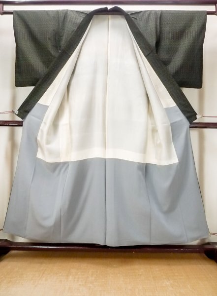 画像2: N0430V  女性用 大島紬  シルク(正絹)   黒, 唐花 【中古】 【USED】 【リサイクル】 ★★★☆☆ (2)