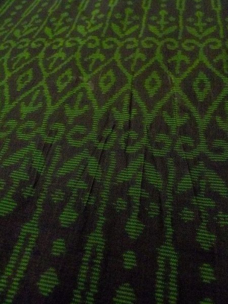 画像10: N0430V  女性用 大島紬  シルク(正絹)   黒, 唐花 【中古】 【USED】 【リサイクル】 ★★★☆☆ (10)